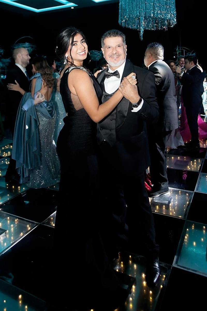 Nishme y su padre Luis Jeer durante el vals.