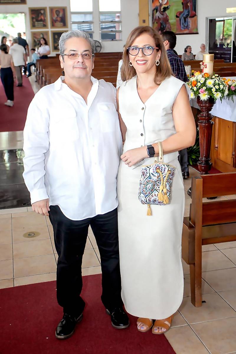 Enrique y Nancy Handal de Paz.