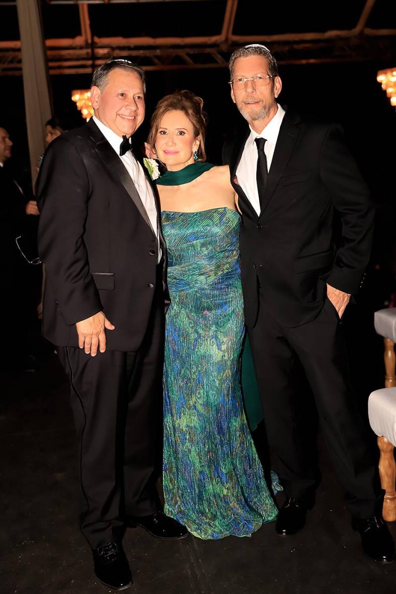 Héctor Rivera con Diana y Jim Lampman,