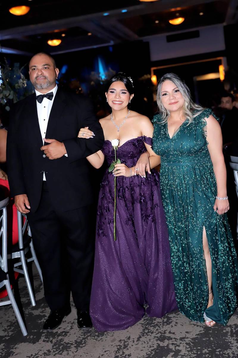 Arelis Reyes junto a sus padres.