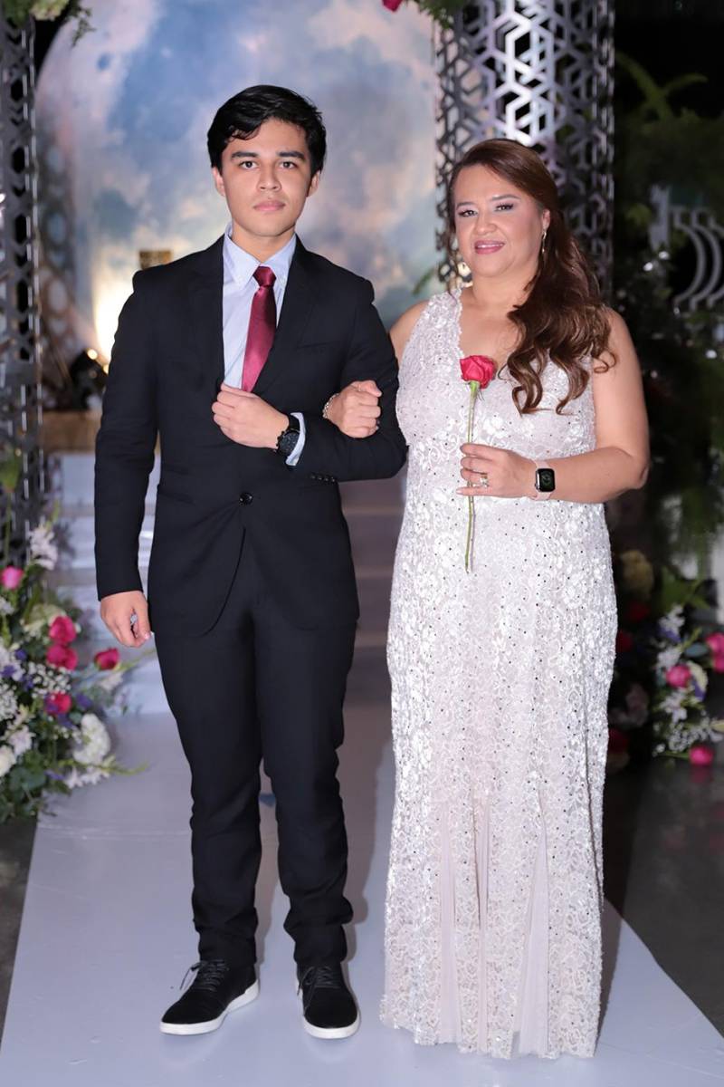 Desfile padres e hijos de la prom 2024 del Instituto San José del Carmen