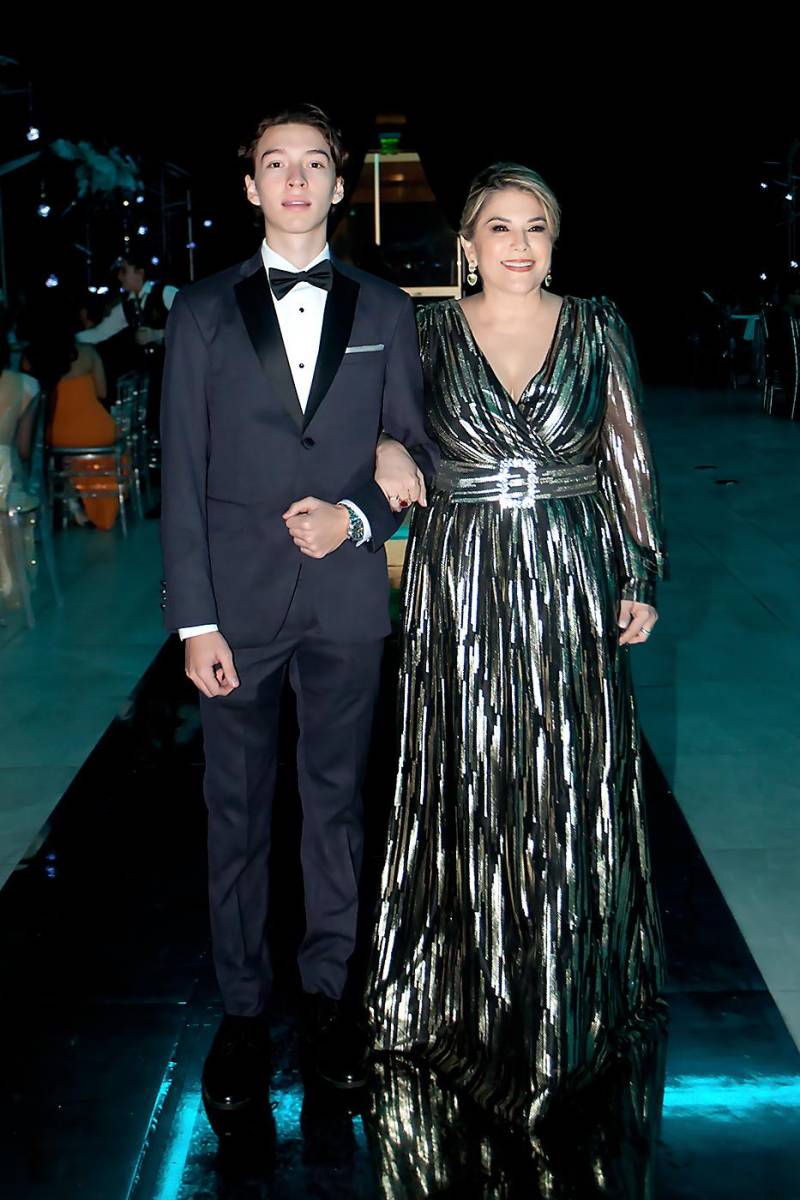 William Ewens y su madre Mayte Ewens.