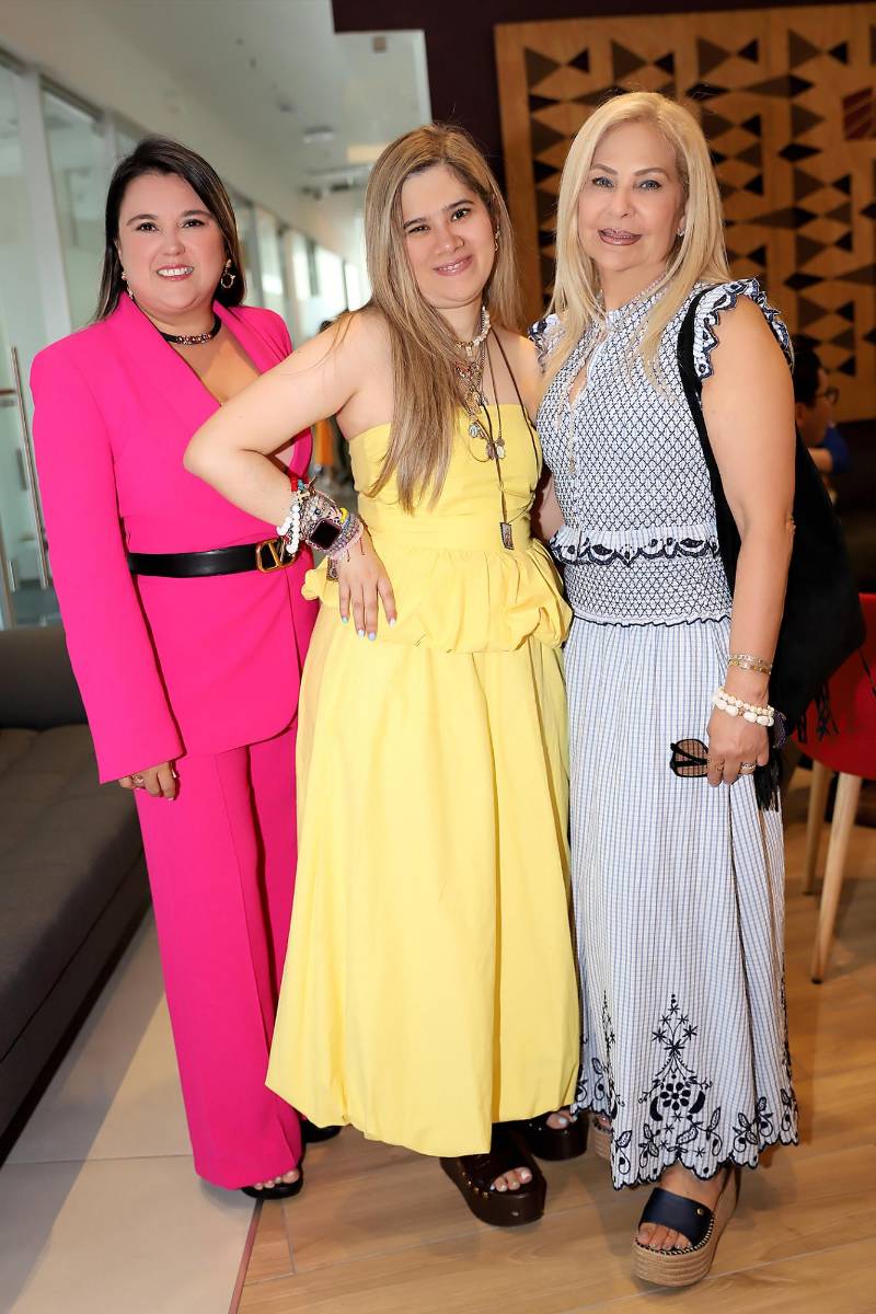 Abigail Oyuela, Jeaneth Rojas y Jeaneth Simón.