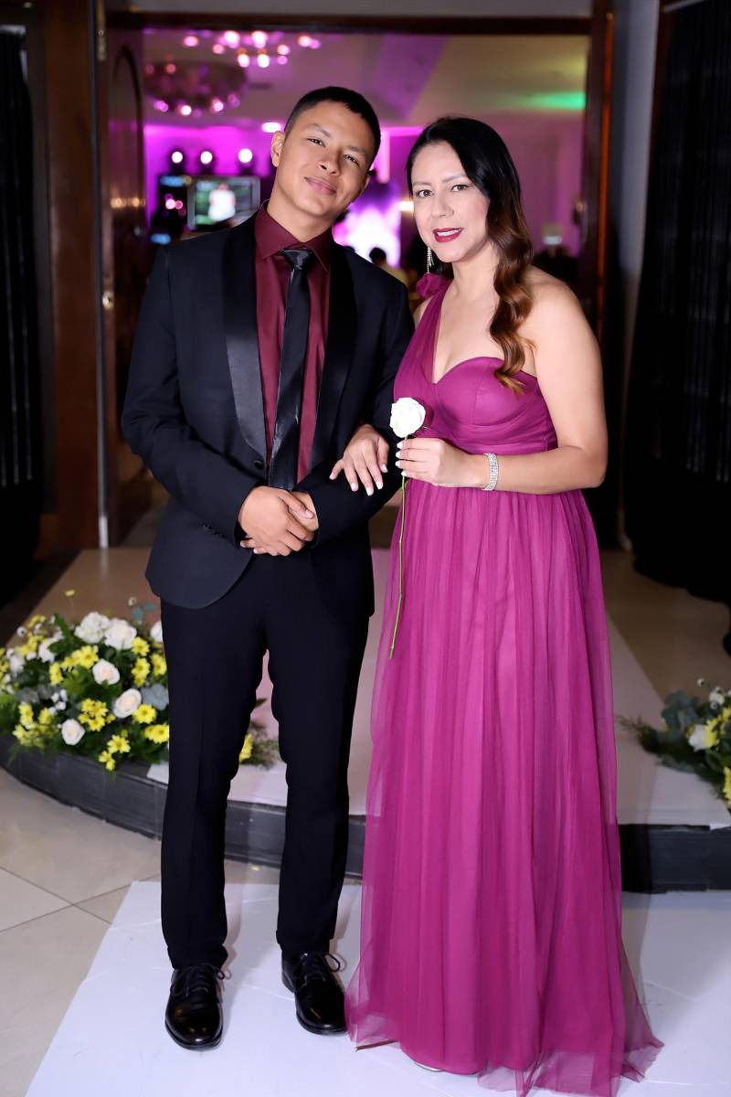 Desfile padres e hijos de la prom 2025 del Instituto San Miguel