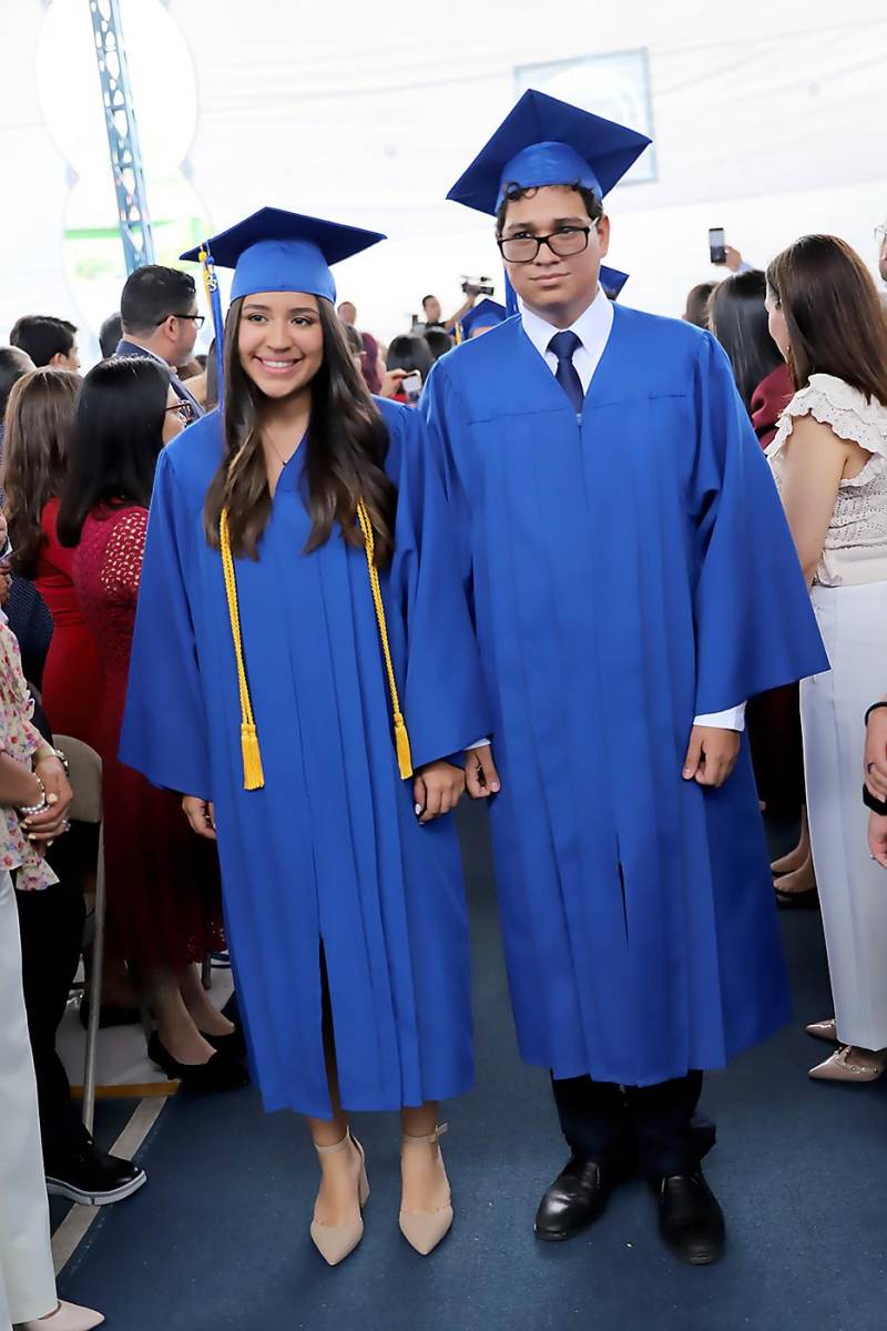 Desfile de graduados en Macris School 2023