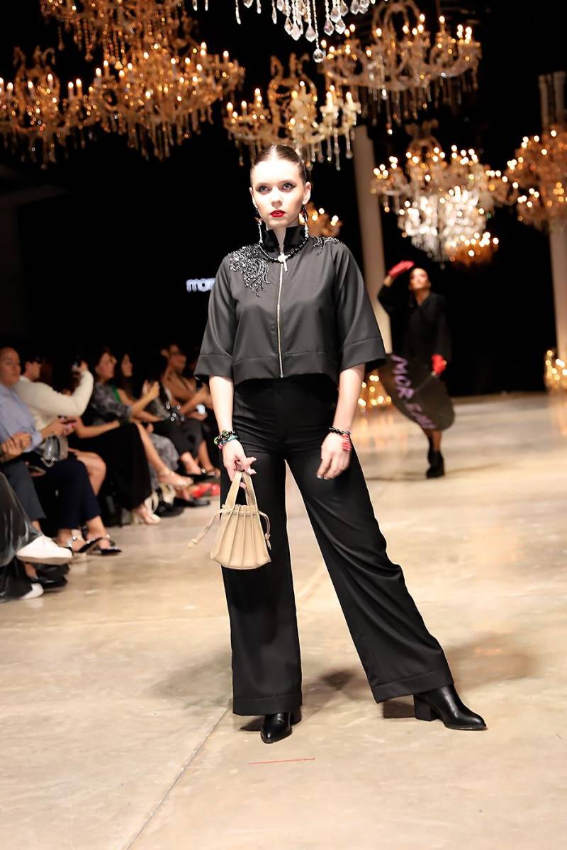 Con tonos neutrales como negro y azul pero con un giro único por medio de texturas como terciopelo o dosis de brillo, las diseñadoras tomaron inspiración de la amplia moda asiática que poco a poco domina las pasarelas.