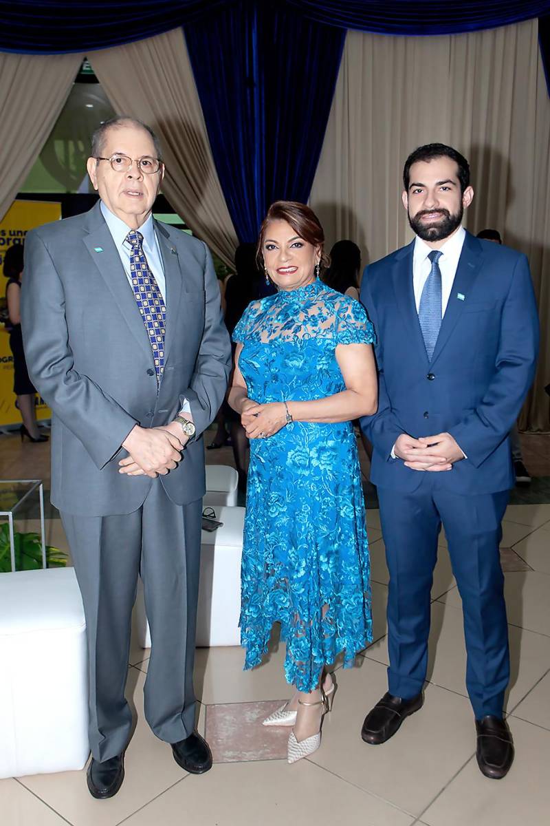 Roberto Leiva, Fátima Fajardo y Mateo Y brin.