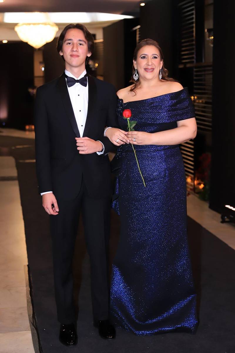 Desfile padres e hijos de la prom 2025 de DelCampo School