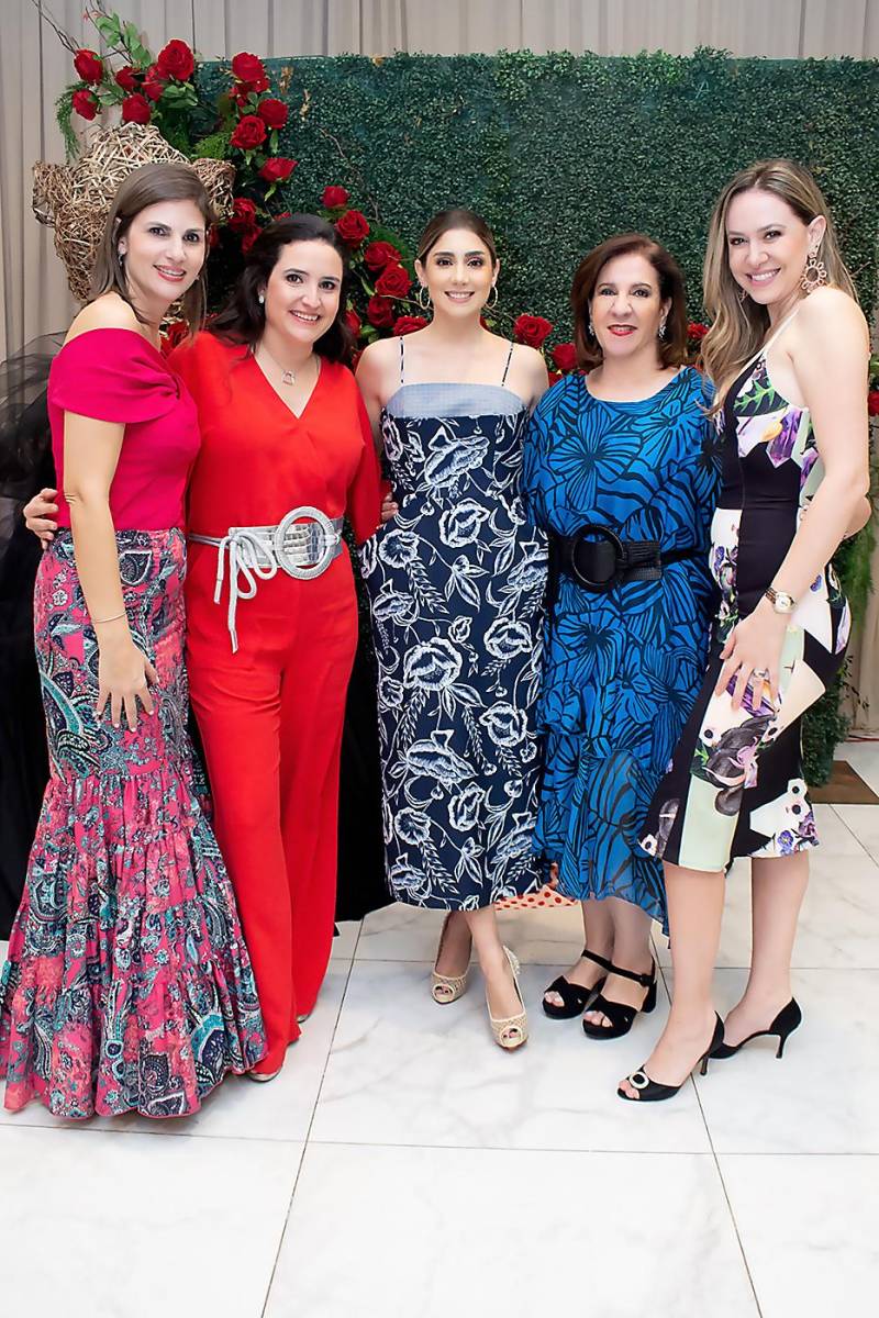 Pamela Cruz de Oliva, Karen Araujo, Almudena Cruz, Marthade Araujo y Aurora de Oliva.