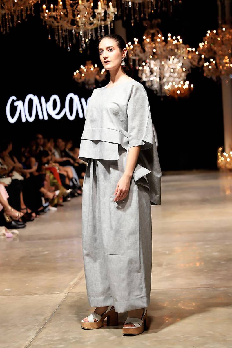 “La colección EXISTO es nuestra propuesta de ropa casual y relajada de lujo. Mi inspiración fue mi profesora, ella siempre tenía ese estilo chic parisino casual, muy “clean girl” aesthetic. Quiero mostrar una nueva faceta de Galeano Etiqueta, ya que normalmente hacemos prendas para ocasiones especiales, eso será algo nuevo para nosotros”, adelantó Nadia al referirse a su propuesta