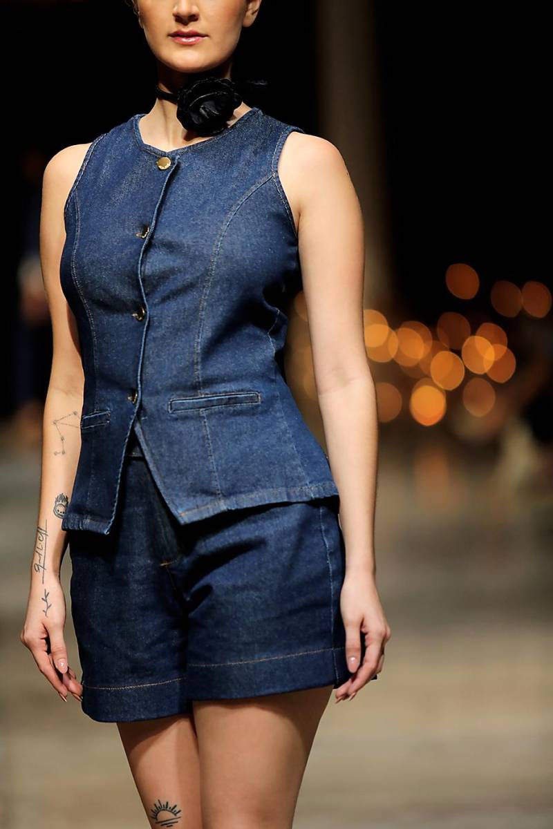 Vest a la cadera y shorts a tono para llevar el denim a todas partes.