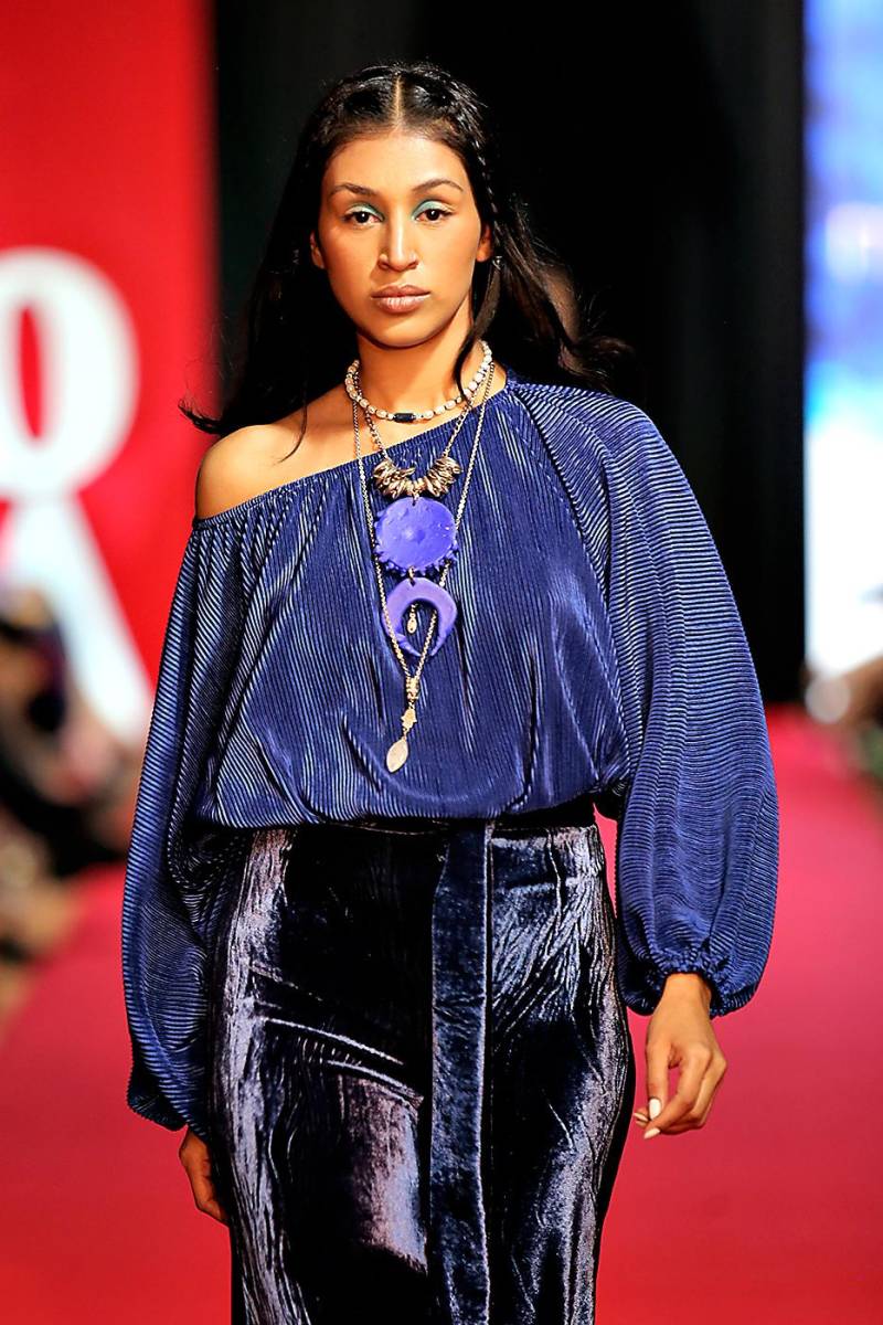 “Piezas únicas que transportan a una profundidad sumergida pero viva por el mito, y accesorios de tendencia en diferentes tonos de azul”, así describe Don Camazots su colección en colaboración con las diseñadoras de Morena Perpetua