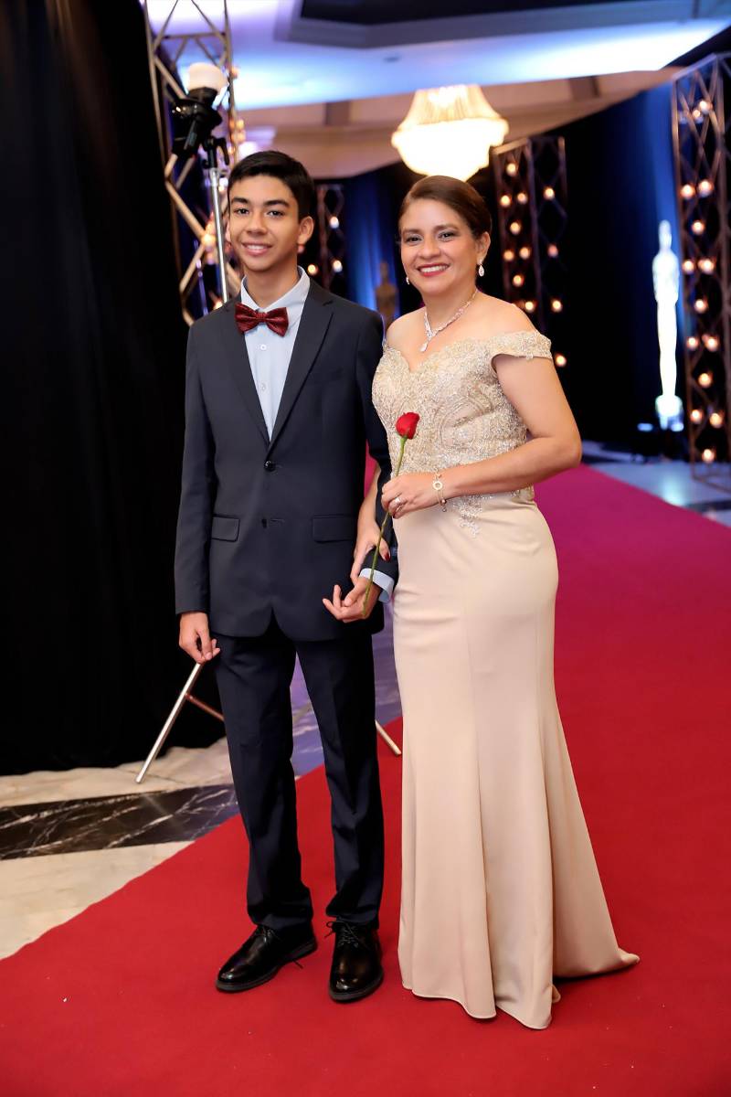 Desfile padres e hijos de la prom 2025 del Instituto San José del Carmen