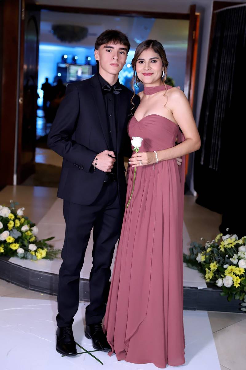 Desfile padres e hijos de la prom 2025 del Instituto San Miguel