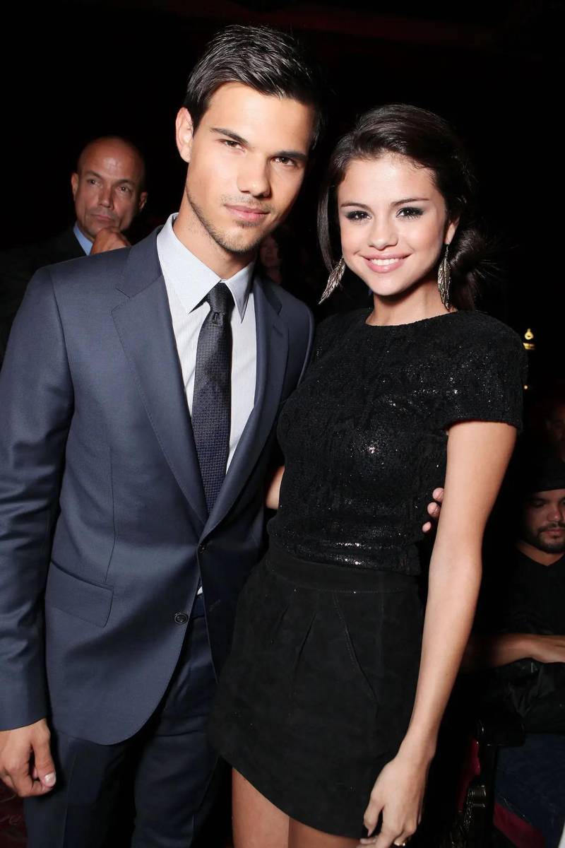 Taylor Lautner y Selena tuvieron una breve relación en 2009, después de conocerse mientras rodaban películas en Canadá, ella “Ramona y Beezus” y él “Twilight: New Moon”. La pareja se separó al poco tiempo, y según una entrevista de Gómez con la revista Seventeen esto fue debido a que estaban recibiendo mucha atención por parte de los medios.