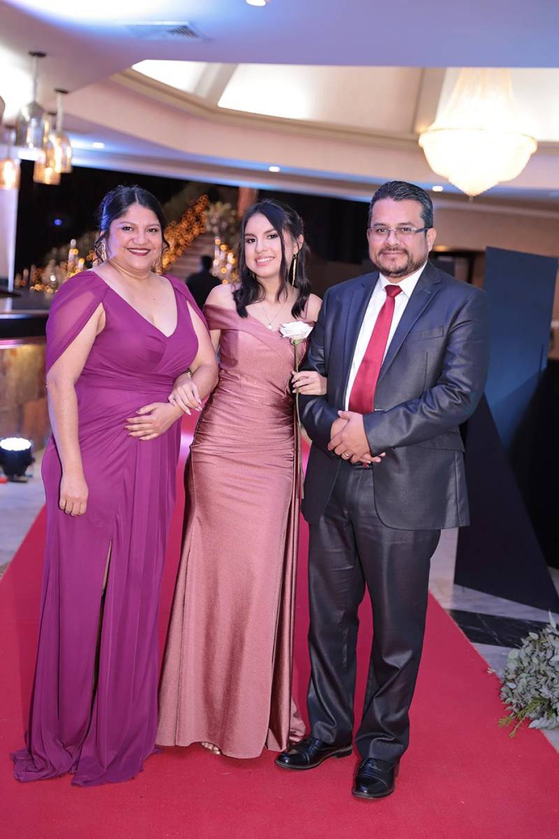 Desfile padres e hijos de la prom 2024 del Instituto Sagrado Corazón