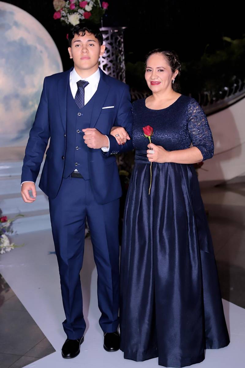 Desfile padres e hijos de la prom 2024 del Instituto San José del Carmen