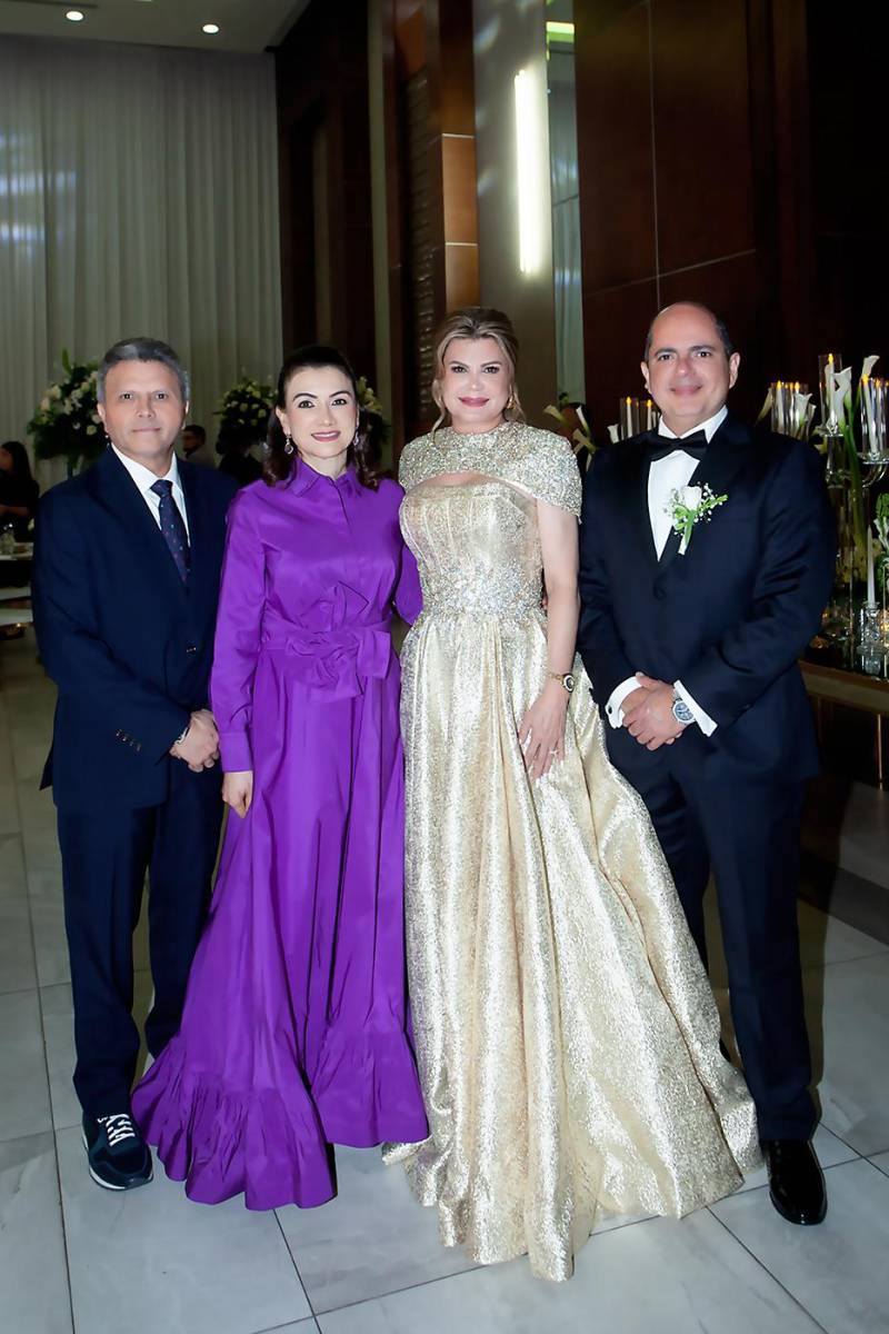 Alejandro y Julissa Espinoza con Doris y Richard Carrillo.