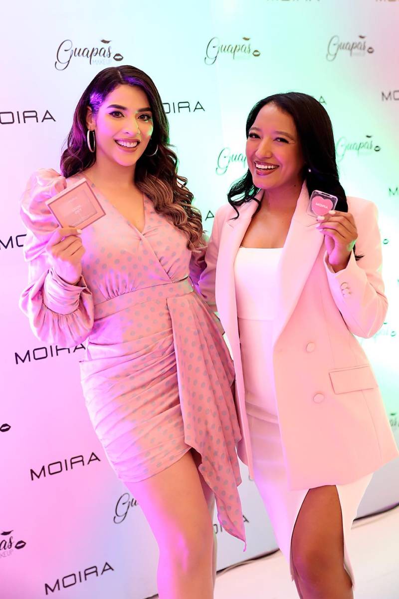 Guapas MakeUp ha marcado un nuevo hito en el mundo de la belleza con el lanzamiento de su nueva línea MOIRA. Este esperado evento se llevó a cabo en Multiplaza de Tegucigalpa, donde la marca sorprendió a todos con una propuesta innovadora que promete revolucionar la experiencia del maquillaje en la ciudad. Con una amplia variedad de productos de alta calidad, MOIRA llegó para conquistar a los amantes del maquillaje y ofrecer opciones frescas y sofisticadas.