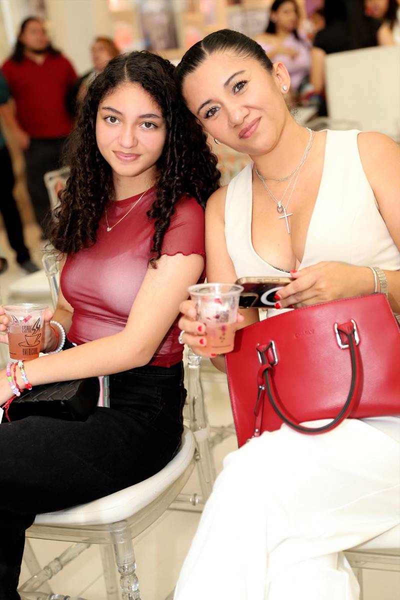 Vanessa Carrasco y su hija Vanessa Carrasco.