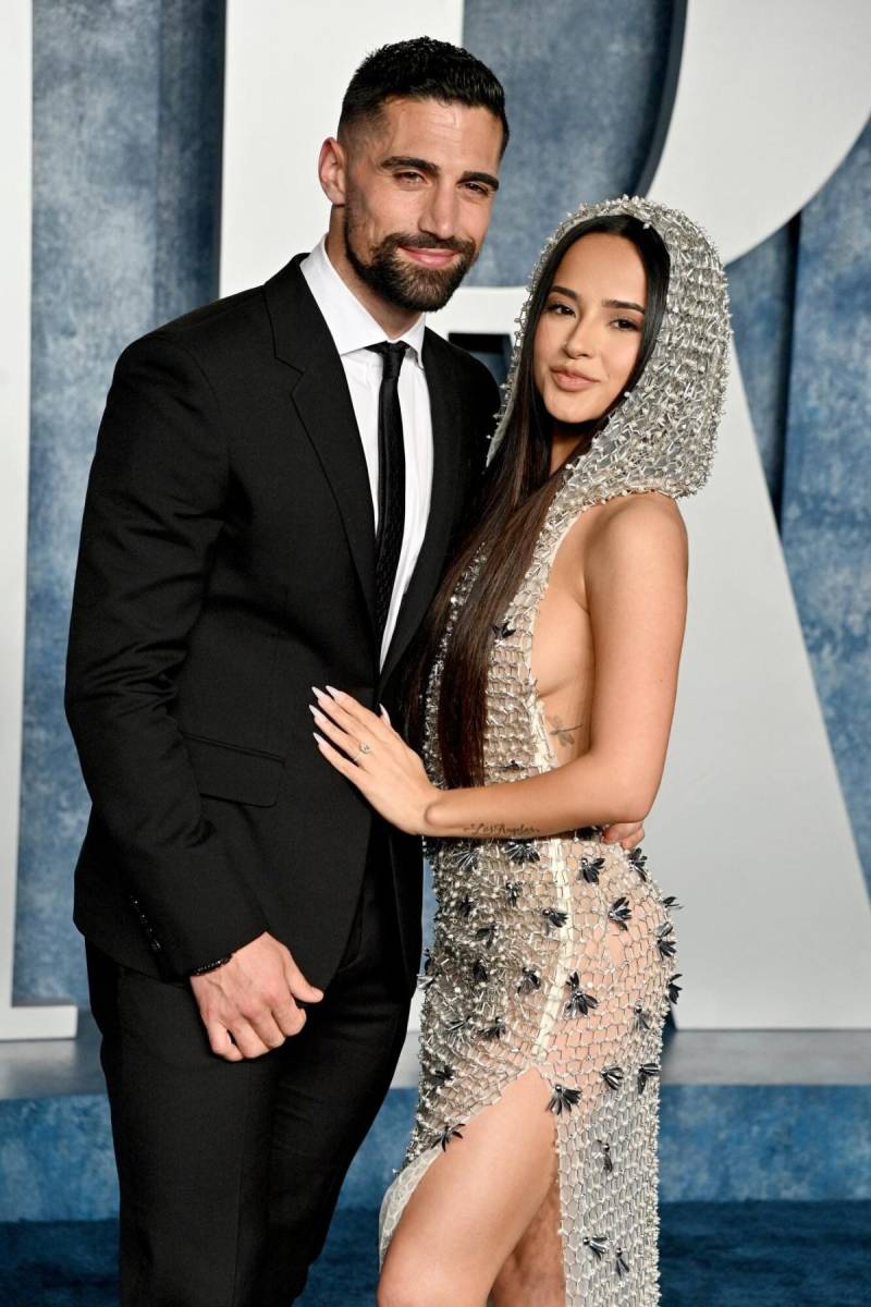 Becky G y Sebastian Lletget se comprometieron en diciembre de 2022, pero lo que parecía que iba a tener un buen final acabó en una pesadilla. El futbolista le habría sido infiel a la cantante, tras estos rumores, Lletget publicó una disculpa en su cuenta de Instagram afirmando los hechos.