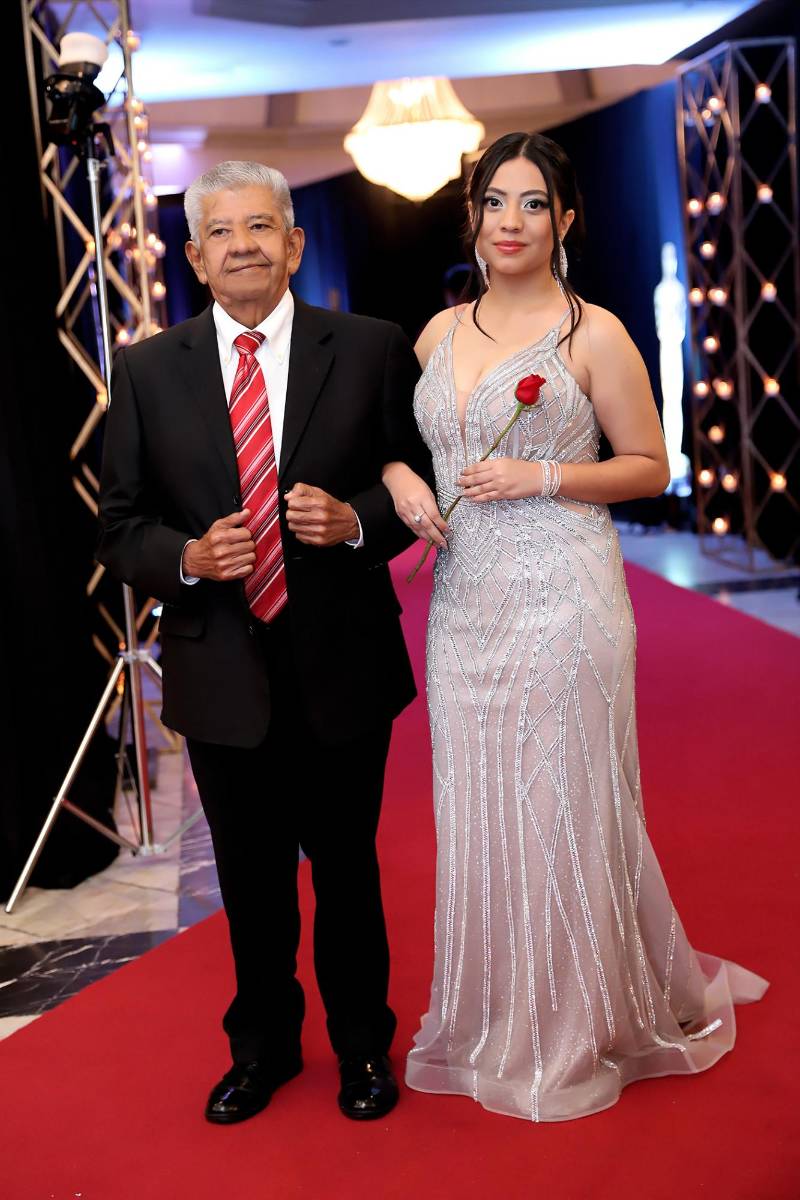 Desfile padres e hijos de la prom 2025 del Instituto San José del Carmen