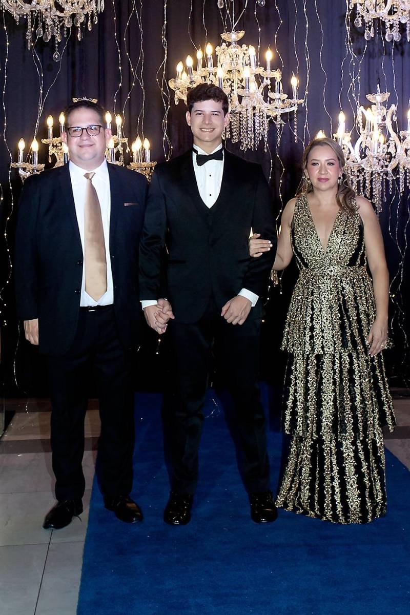 Romeo Castellón y Lesly Borjas con su hijo Romeo André.