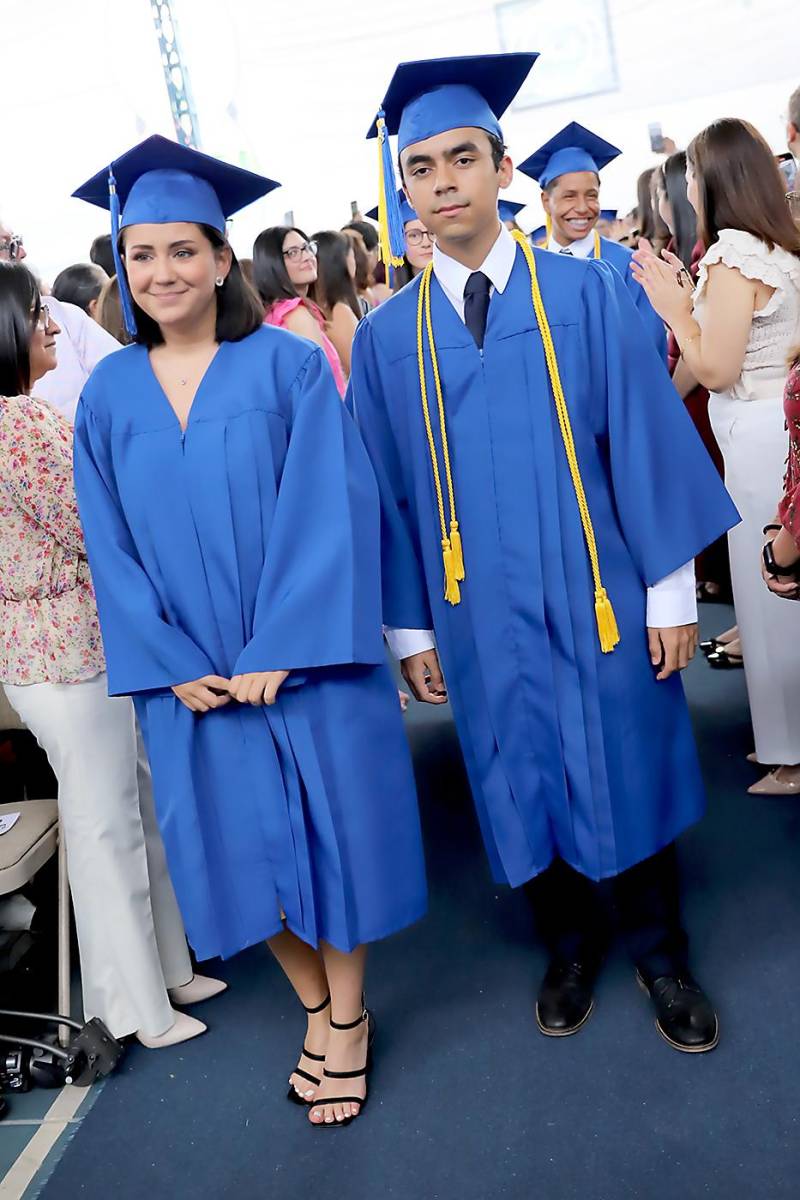 Desfile de graduados en Macris School 2023