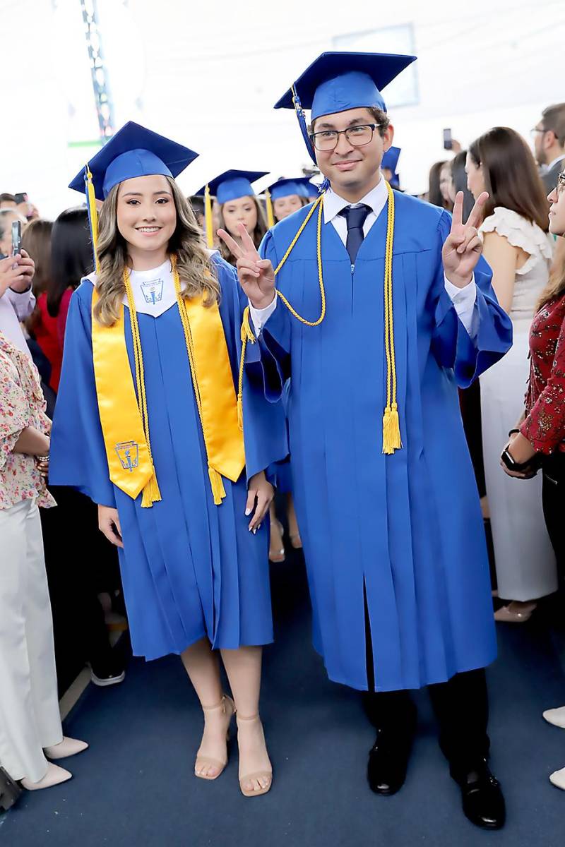 Desfile de graduados en Macris School 2023