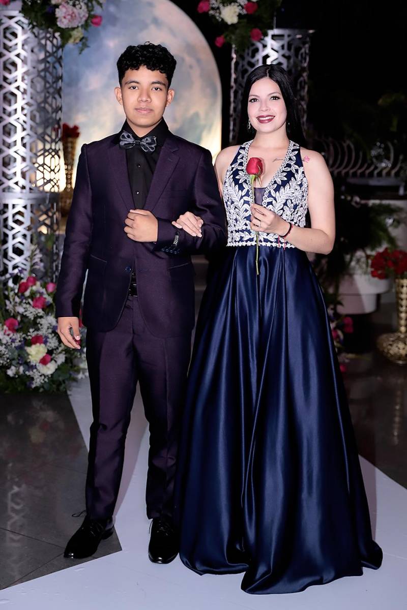 Desfile padres e hijos de la prom 2024 del Instituto San José del Carmen