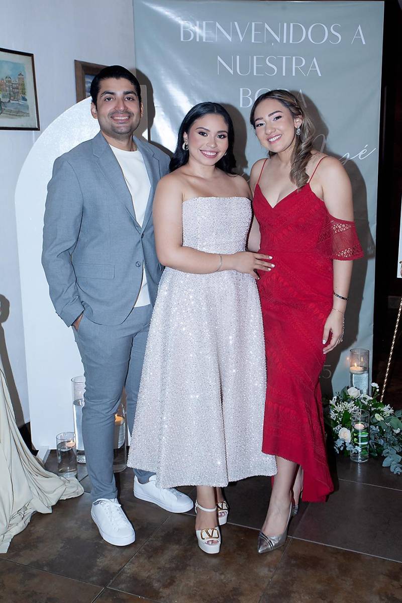 Alejandro Cartagena, María José Fuentes y Reina Cartagena