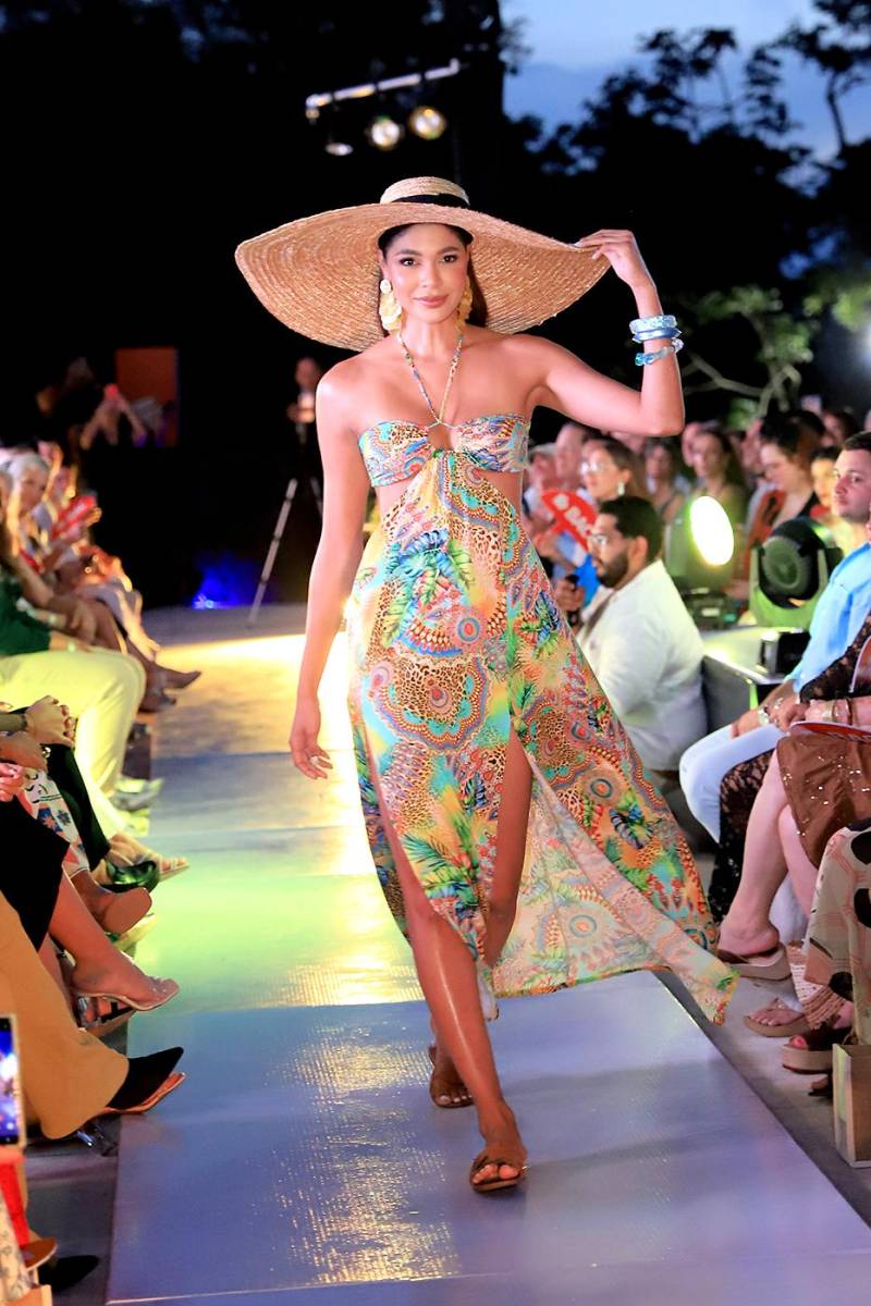 La pasarela de Roatán Vibes Boutique en el Roatán Fashion Show 2025
