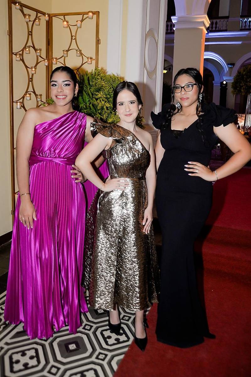 Adriana Hernández, Andrea Mejía y Rina Turcios.