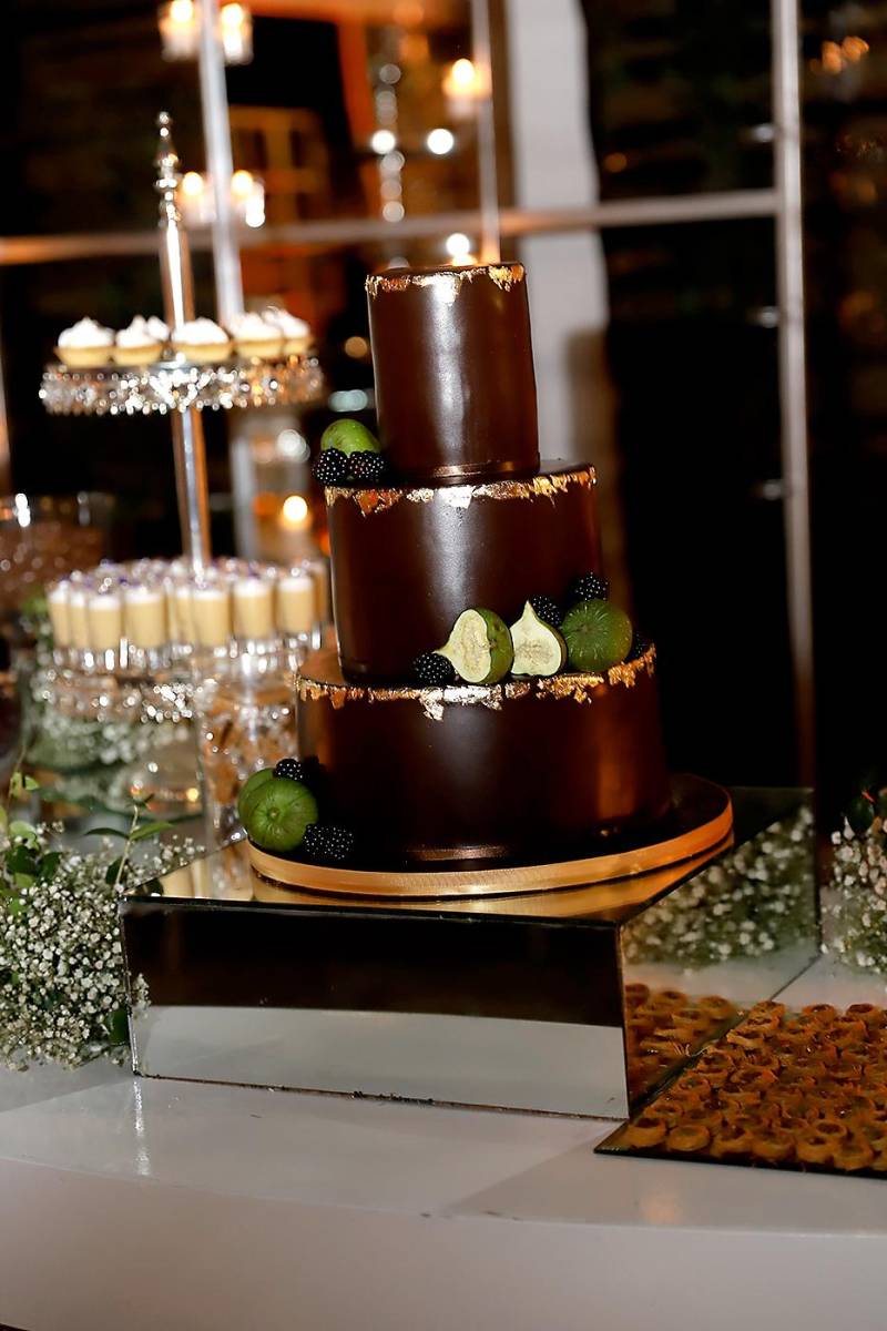 Un delicado pastel de chocolate con frambuesas by , Signature cakes