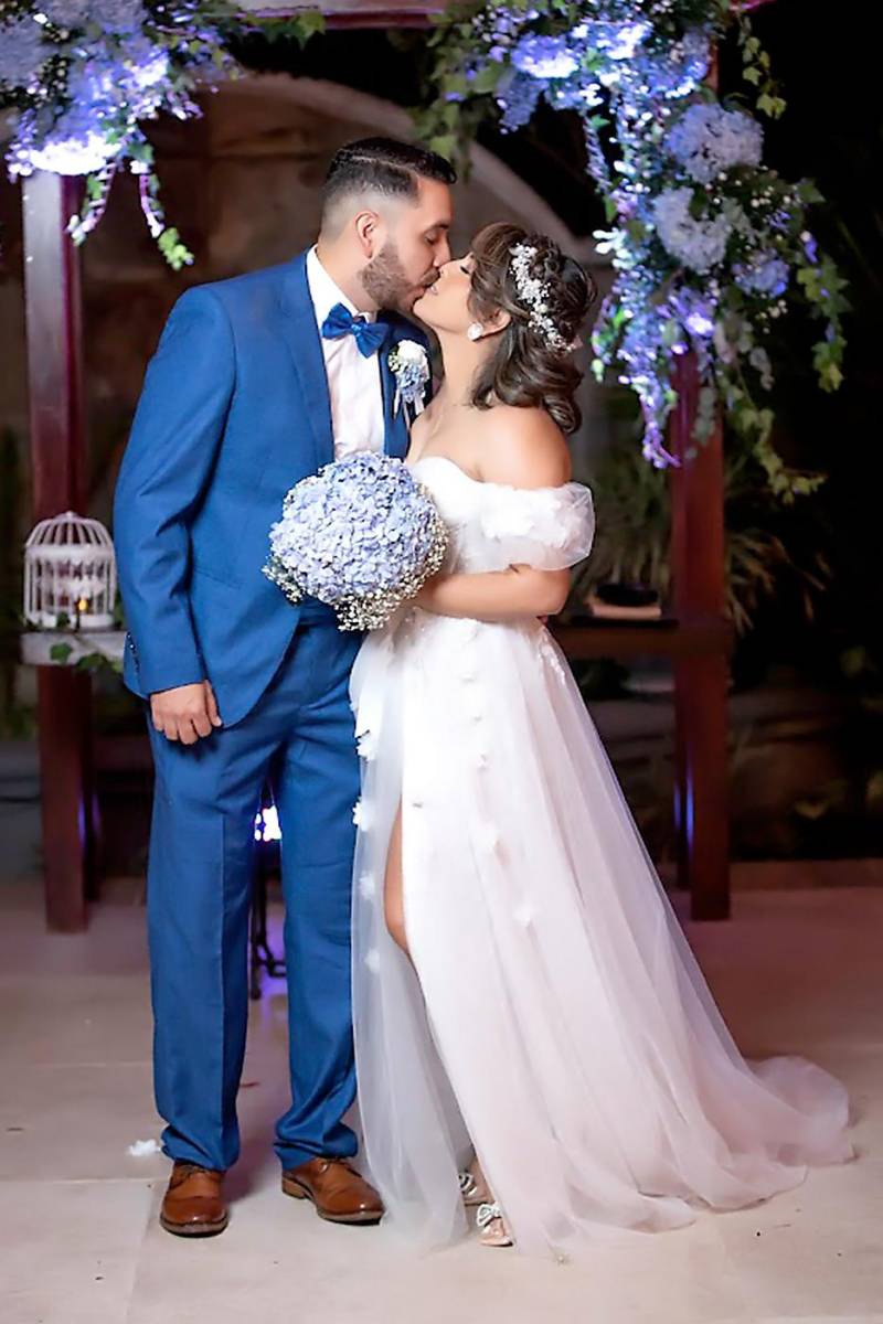 La felicidad de Josue Cortes y Amy Soriano flotaba en todos los espacios de villa Liquidambar, esa noche en la que convocaron a familiares y cercanas amistades para que fueran testigos de la celebración