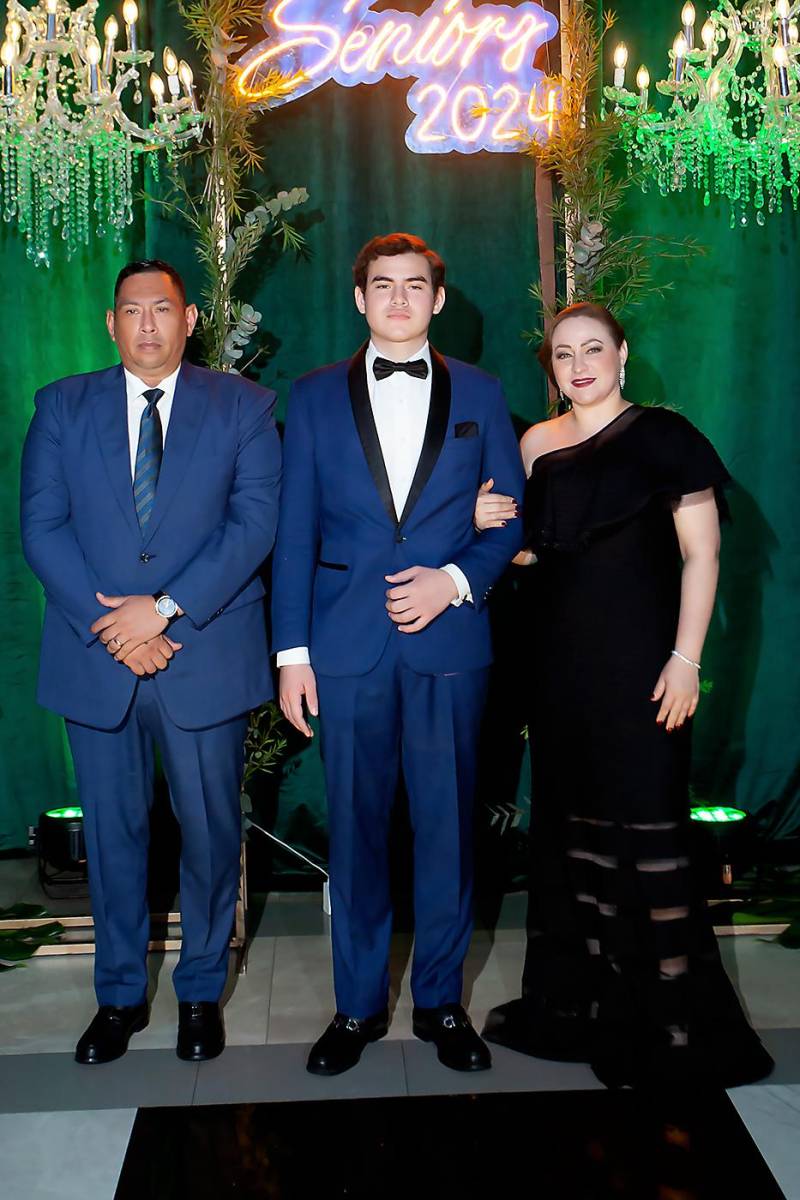 Antony García, su hijo Jostin Yandel y Carolina Reyes.