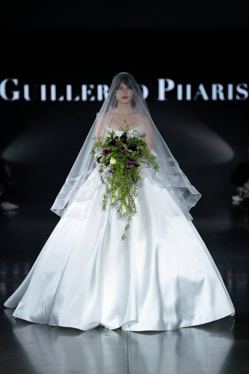 Vestido de amplia falda que define una novia moderna, segura y eternamente elegante.