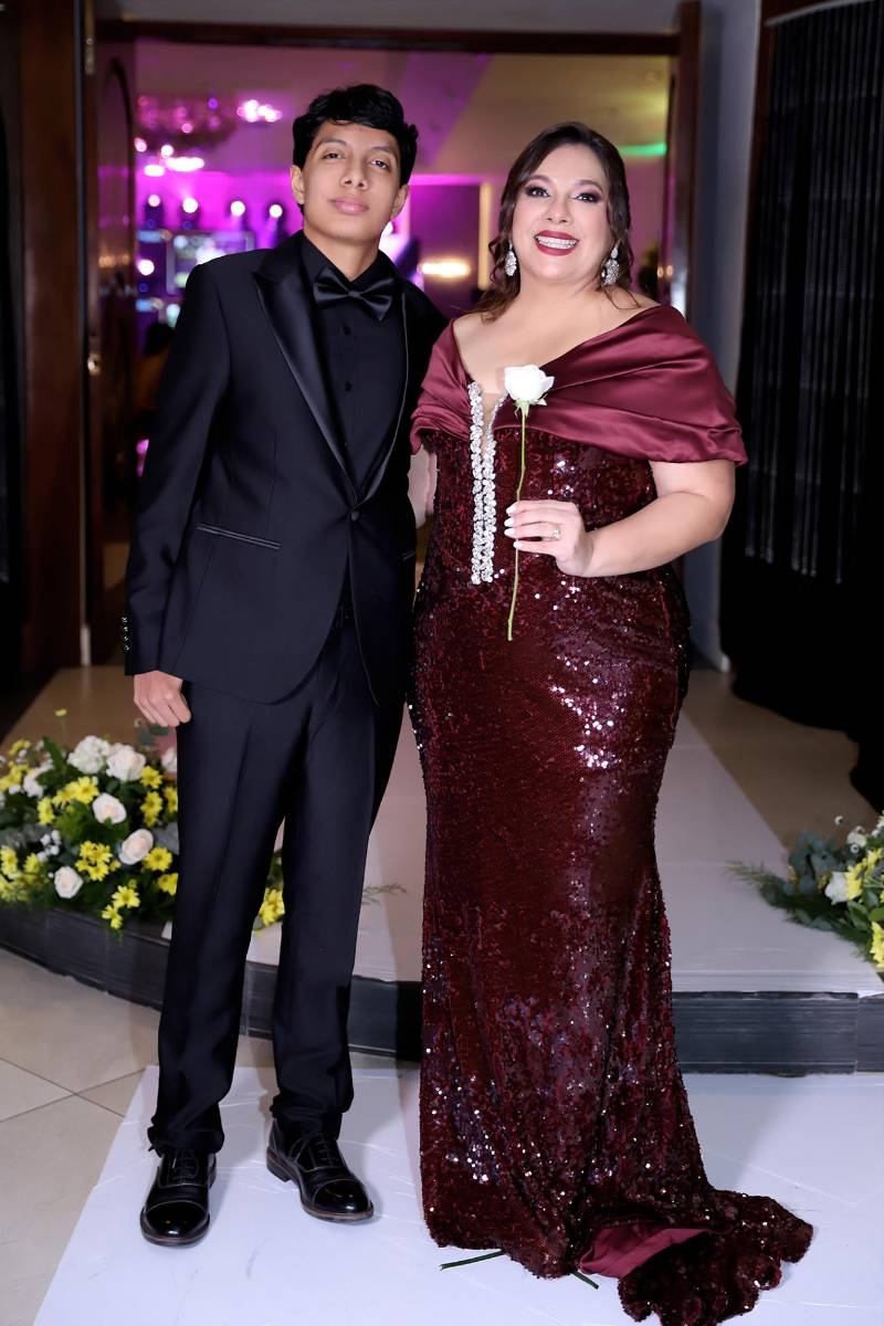 Desfile padres e hijos de la prom 2025 del Instituto San Miguel