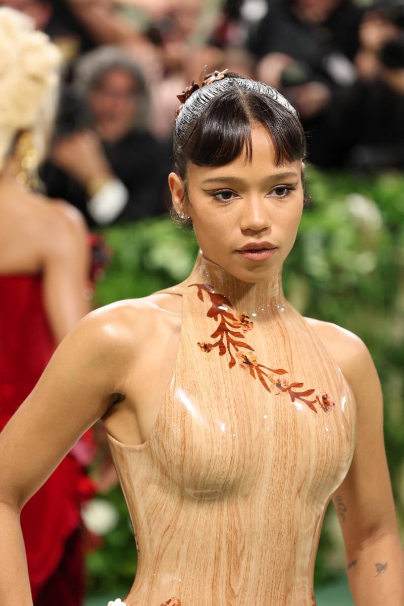 Taylor Russell lució uno de los diseños más originales y acorde a la temática con un top de efecto madera y diseños de hojas y flores.