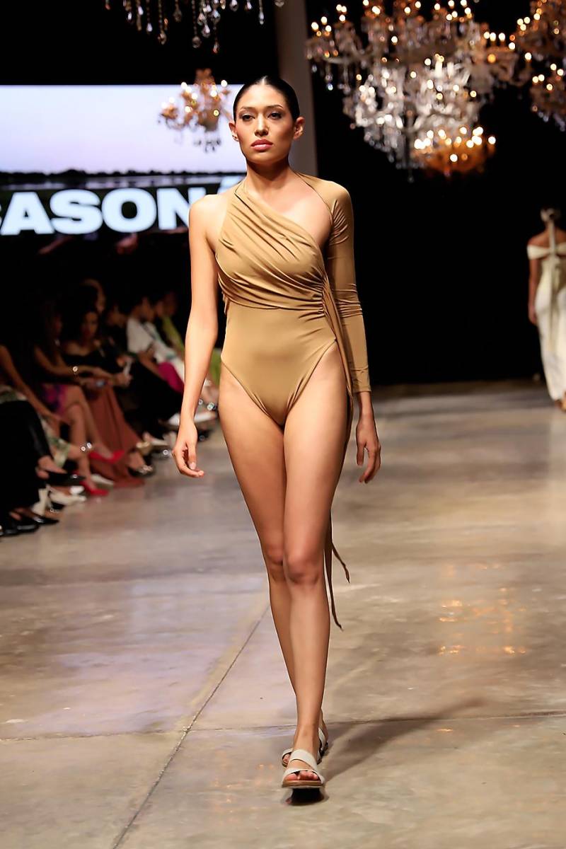 La cuaima. One-sleeved bodysuit en crepe jersey con drapeados asimétricos que se conectan con un delicado lazo que cae sobre el hombro.