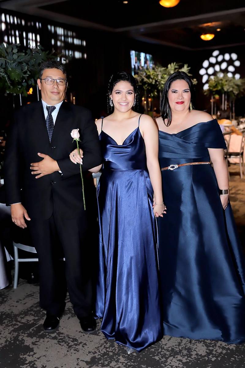 Carlos, María Fernanda Lagos y Marina Naira.