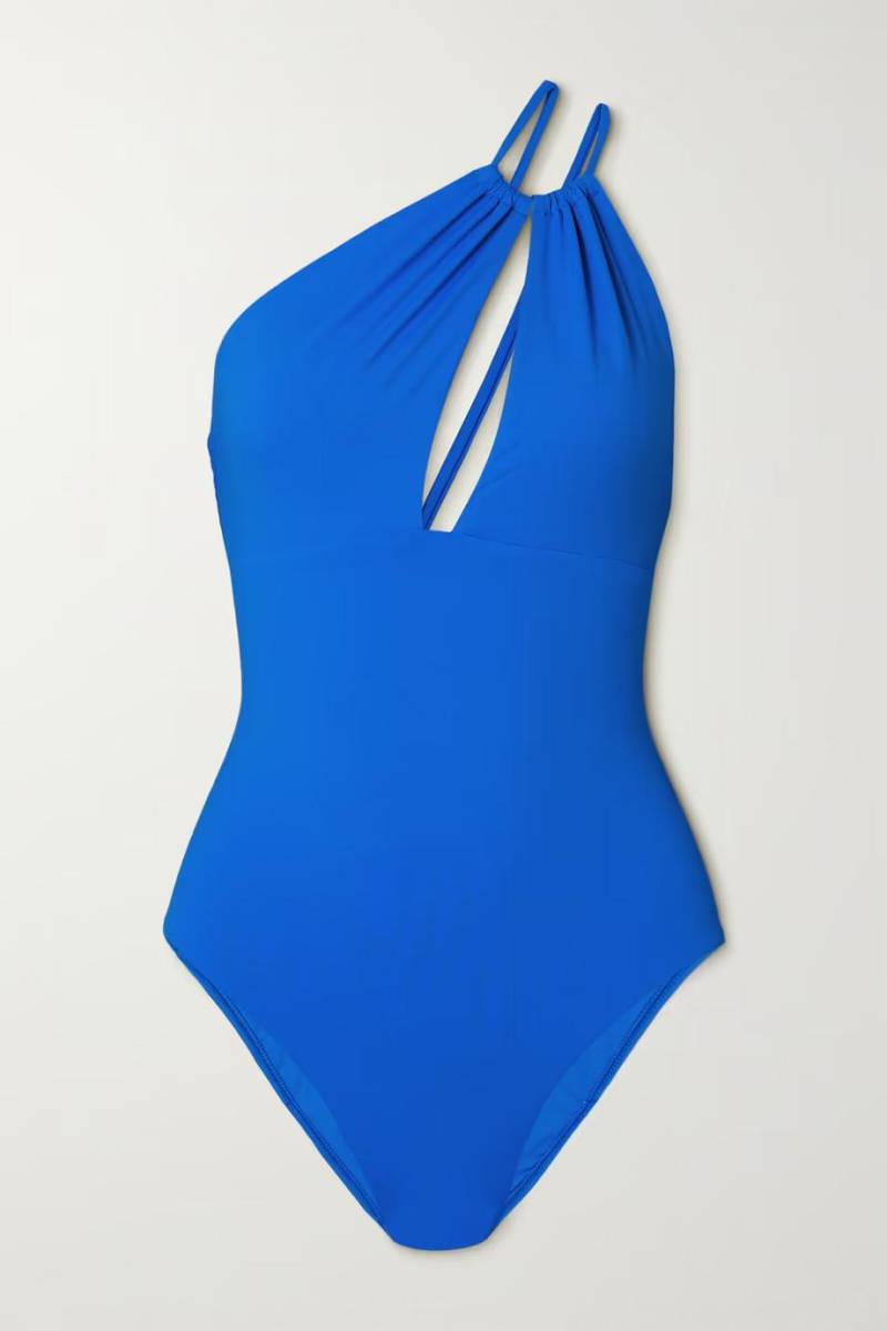 Si estás preocupada de tu mid section, ¡usa un traje de baño completo con un escote hasta el abdomen para mandar la atención arriba! O un escote de un hombro que alarga y manda la atención al hombro.