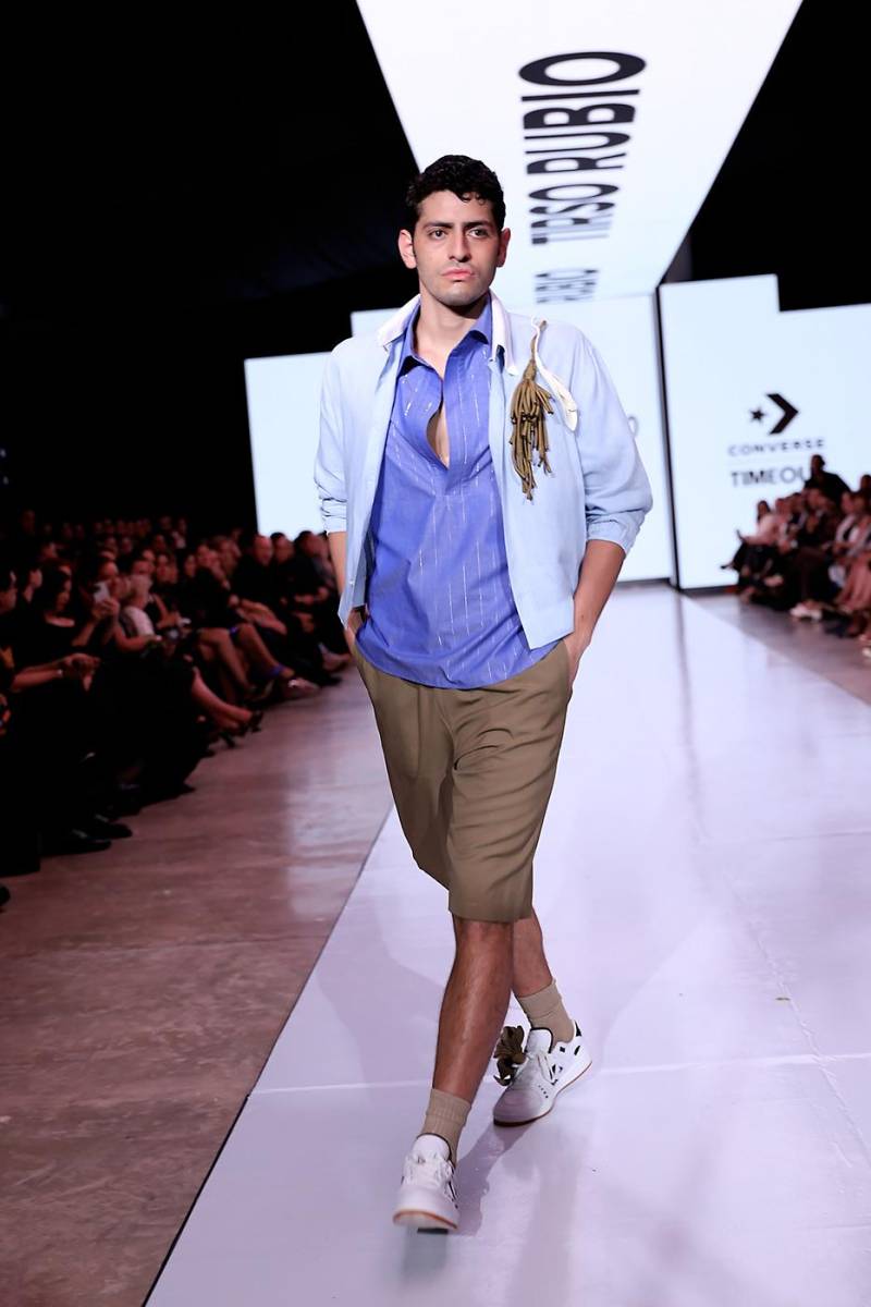 Rubio propone un armario estival con una profusión de prendas relaxed fit en azules y marrones que hacen el perfect match con la nueva colección de Converse by Time Out