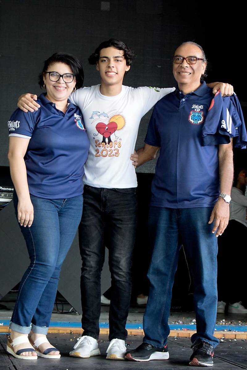 Karen Baide con Andre y Hirám Flores.