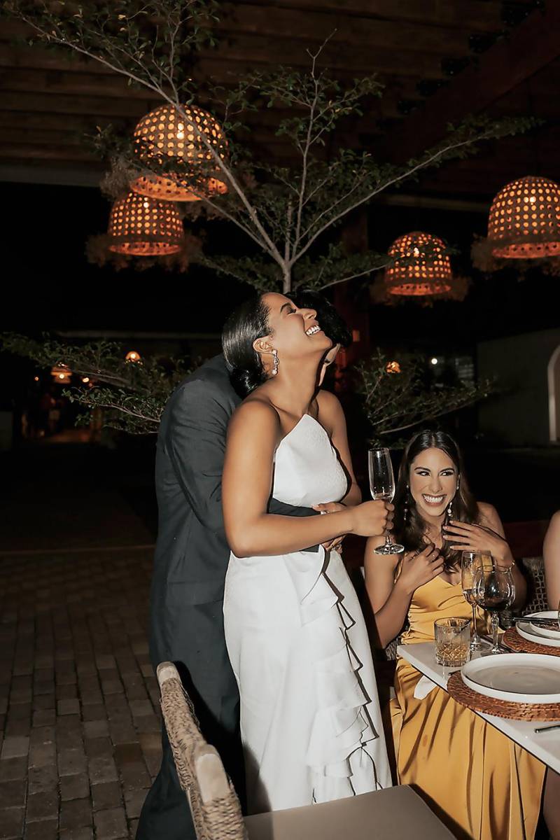 Los novios comparten con sus invitados, durante la cena. 