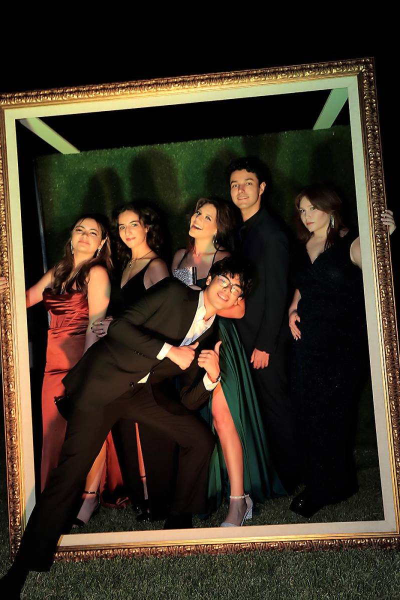 Fernanda Urrutia, Daniela Bendeck, Nicole Girbal, Gustavo Álvarez, Adriana Acosta y Abraham Zarruk.