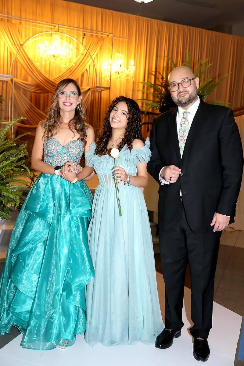 Mariela Tinoco junto a sus padres MarioTinoco y Paola Diaz. 