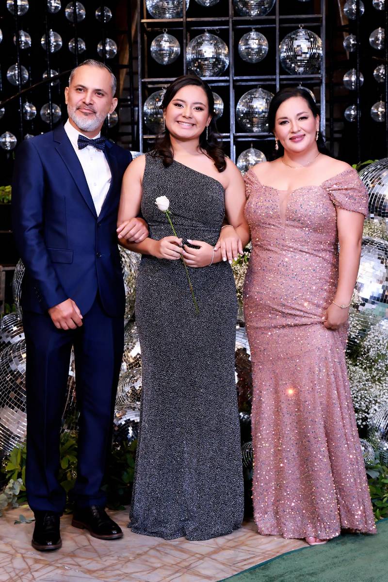 Johny y Natalia Medina con Marcela Rodríguez 
