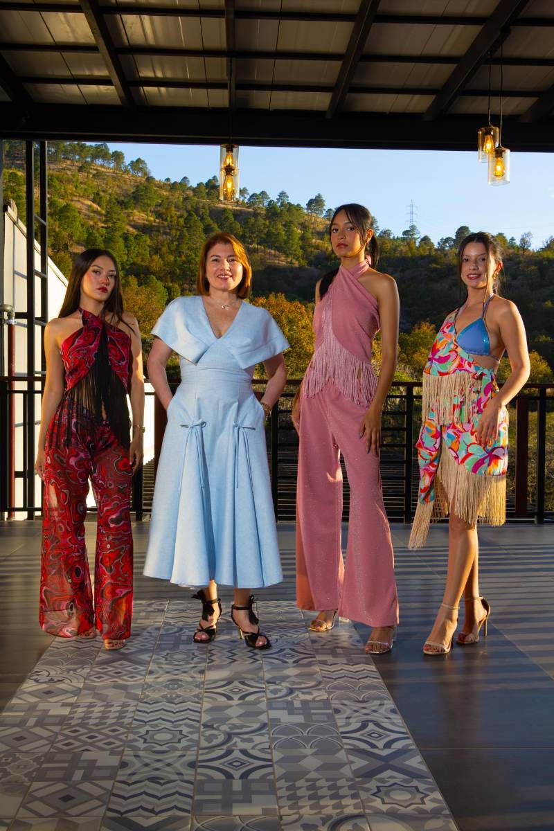 Próspera y Distrito El Camino presentaron el evento “Distrito Runway”, una pasarela que reunió talento y creatividad en un mismo escenario. Los diseñadores Gladys González con su marca Glamo, Luis Flores con Arena Rosa y María José Amaya con MJ Amaya protagonizaron el Fashion Runway, elevando sus propuestas con las piezas de ecojoyería de Celina Brizuela, que aportaron un sello distintivo y un enfoque sostenible a cada look. 