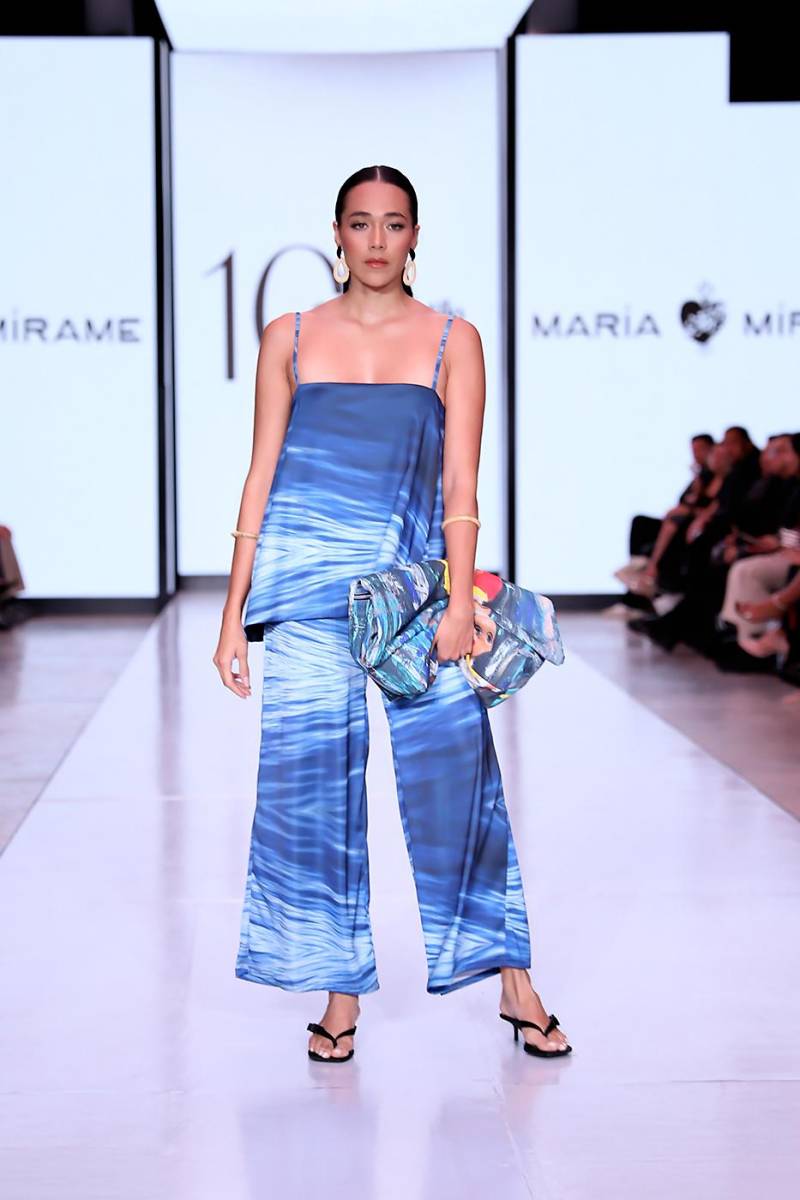 Los prints se repiten en maxi clutches que son parte medular de la colección
